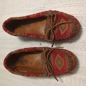 Minnetonka Baja Aztec Tapestry Moccasin: Comfort Meets Indoor Outdoor Style
